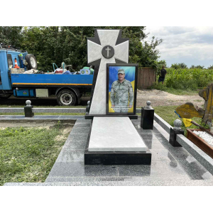 Пам'ятник для військового з козацьким хрестом